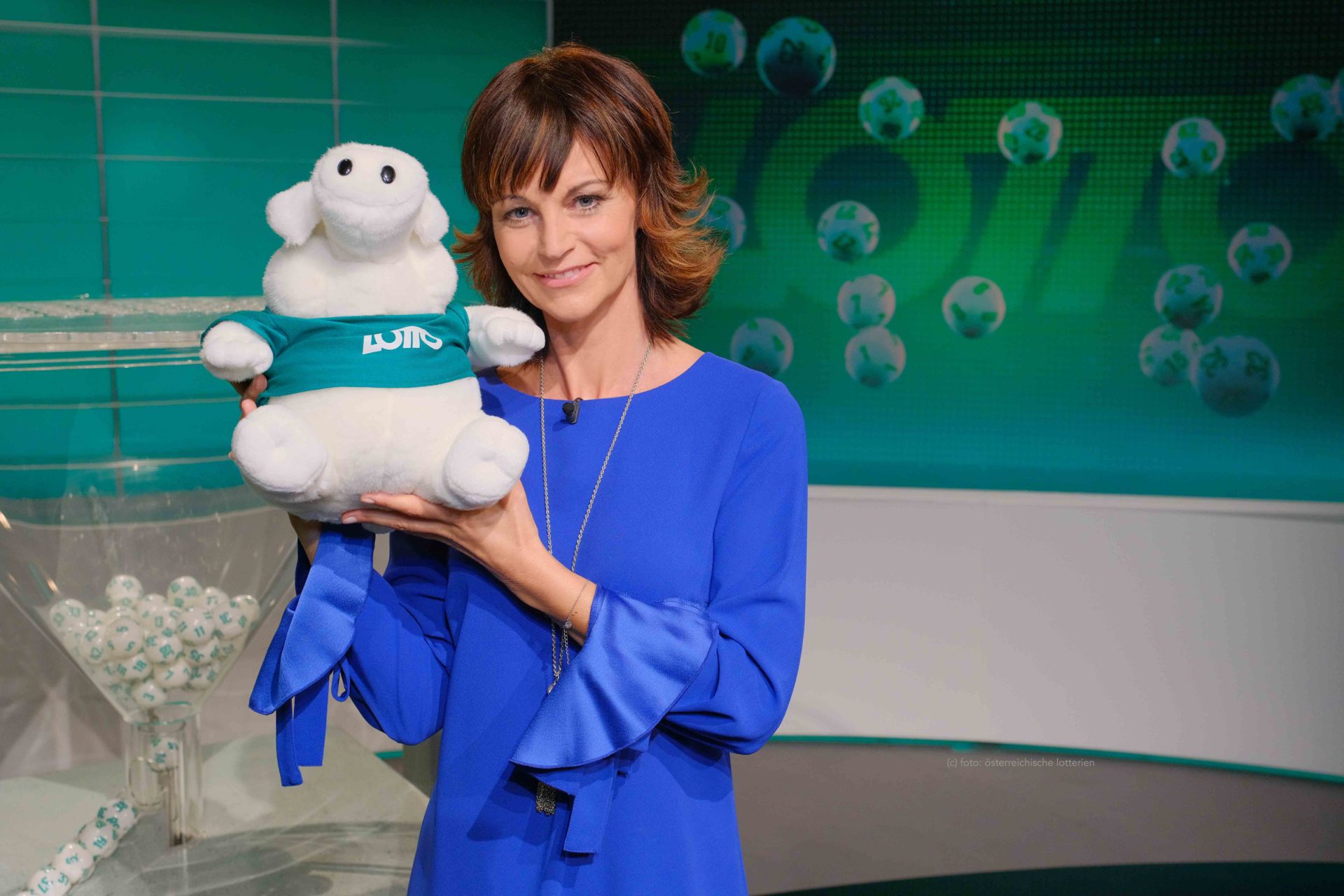 Evelyn Vysher mit Lottoschwein im ORF Studio