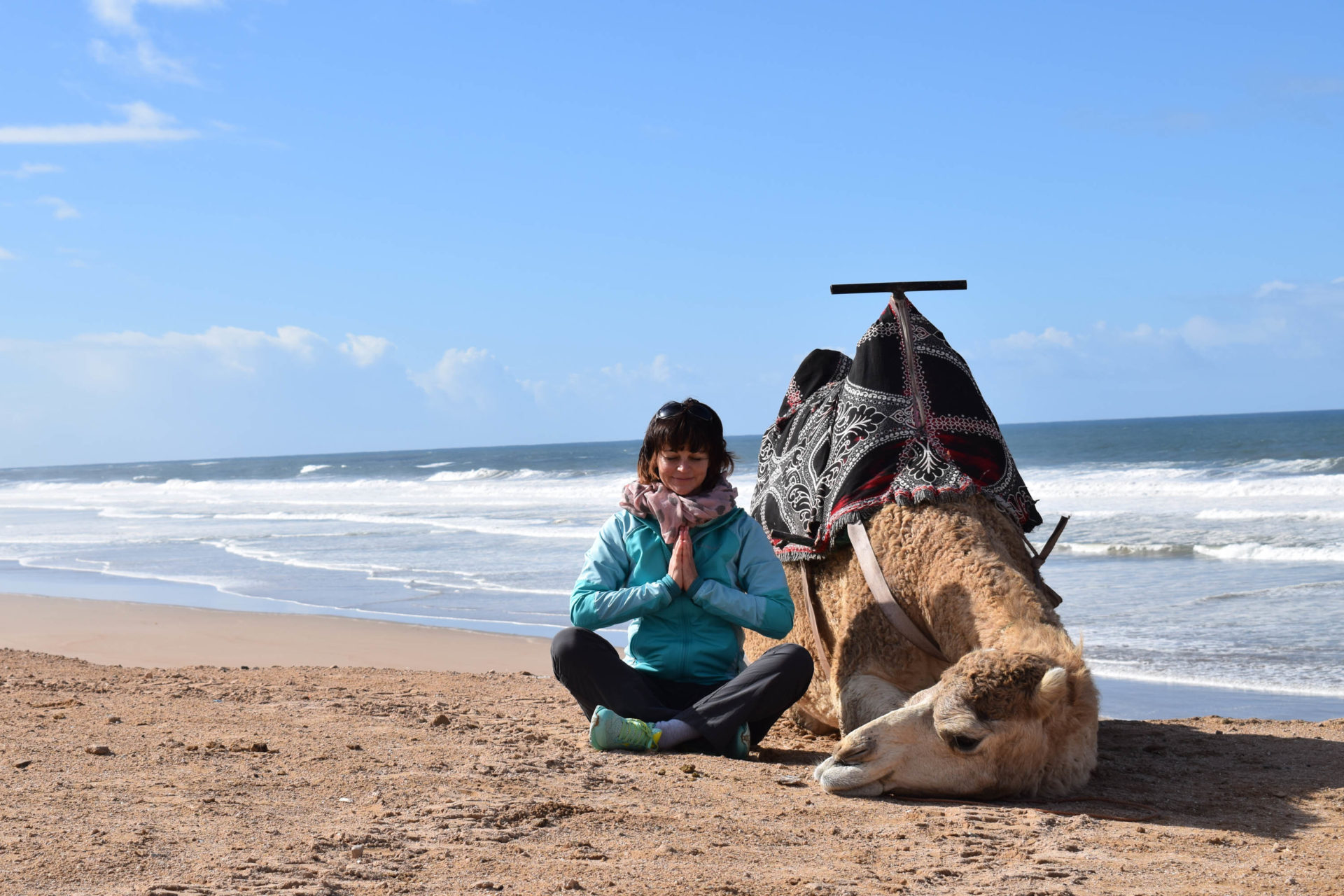 Lyn Yoga und Evelyn Vysher in Marokko mit Kamel